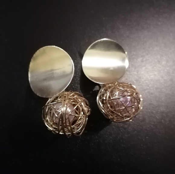 Metal earrings with a white pearl - Picture 1 of 4